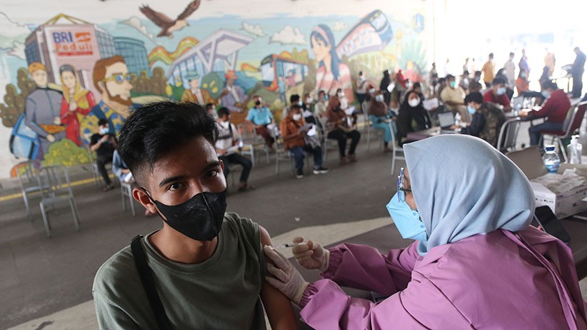 Antusiasme Masyarakat Ikuti Vaksin Covid-19 di Terowongan Kendal - Bagian 2