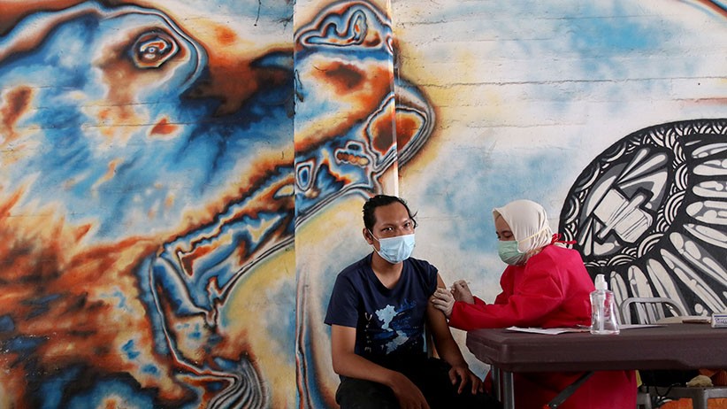 Antusiasme Masyarakat Ikuti Vaksin Covid-19 di Terowongan Kendal - Bagian 1