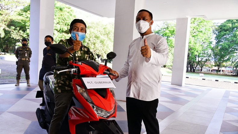 Kakek Safaruddin Jadi Inspirator Vaksin, Dihadiahi Motor oleh Plt Gubernur Sulsel