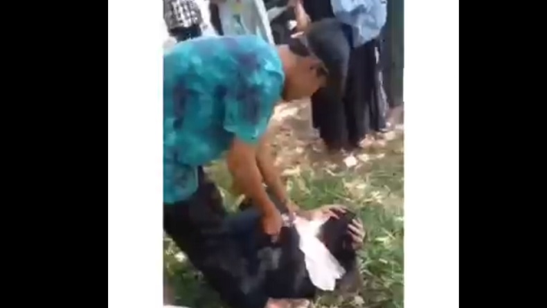title Viral Remaja Perempuan Diinjak-injak dan Ditendang Jadi Tontonan di Padangsidimpuan Viral Remaja Perempuan Diinjak-injak dan Ditendang Jadi Tontonan di Padangsidimpuan