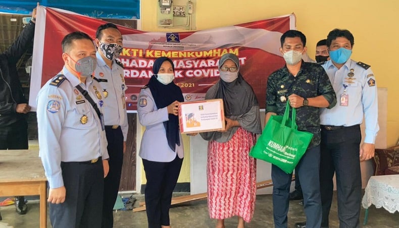 title Imigrasi Ternate Salurkan Ratusan Paket Sembako Imigrasi Ternate Salurkan Ratusan Paket Sembako