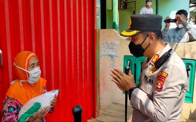 Bersama PWI, Kapolres Keliling Bagikan Beras untuk Warga Kota Lubuklinggau