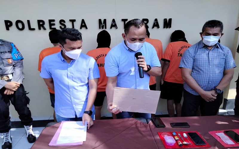 title Rumah Produksi Pil Ekstasi Oplosan di Mataram Digerebek, Pelaku Ngaku Bahan Baku dari Tepung Kanji Rumah Produksi Pil Ekstasi Oplosan di Mataram Digerebek, Pelaku Ngaku Bahan Baku dari Tepung Kanji