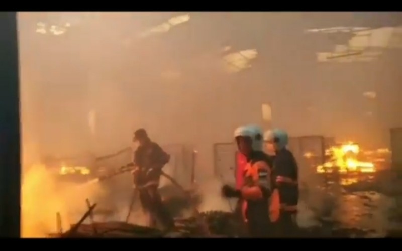 Pabrik Pengolahan Kayu di Sako Palembang Terbakar, Warga Panik