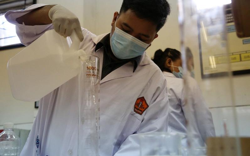 Keren, Mahasiswa Upgris Produksi Cairan Pembersih Tangan dan Dibagikan Gratis 
