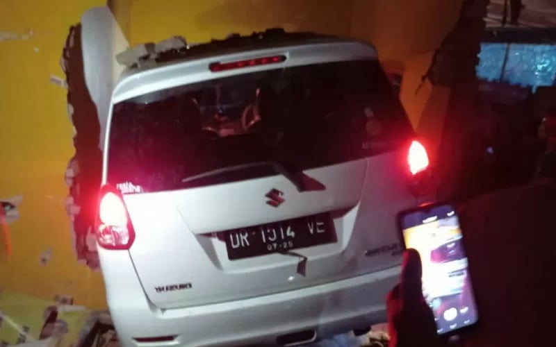 Tembok Jebol Ditabrak Mobil, Pemilik Rumah di Loteng Terjepit Bodi Kendaraan