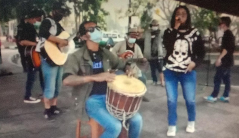Edukasi Prokes bagi Pengendara, Satpol PP Jabar Libatkan Musisi Jalanan  