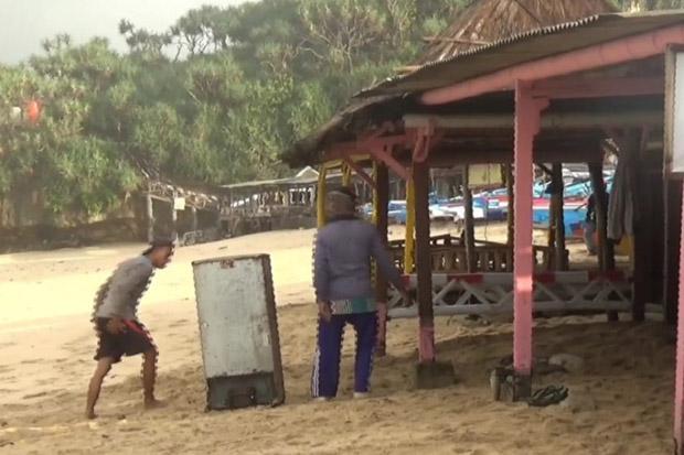  Antisipasi Gelombang Tinggi, Dagangan di Pinggir Pantai Dievakuasi