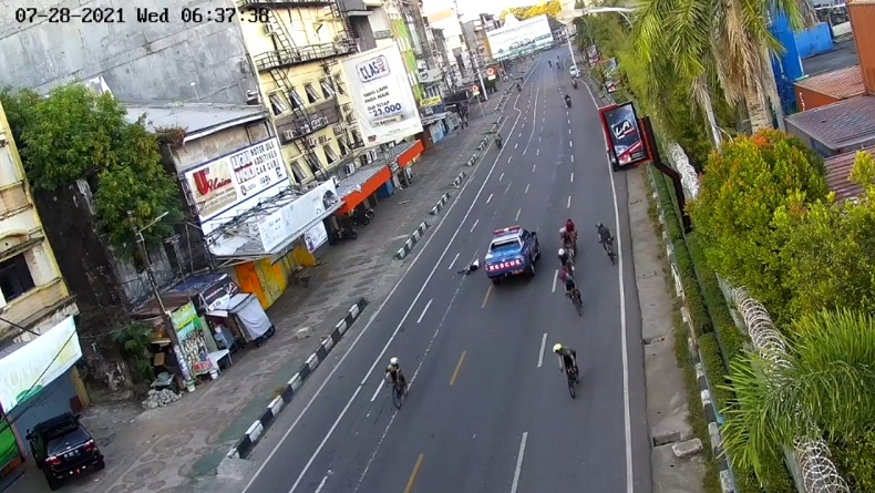Viral Video Pesepeda di Makassar Jadi Korban Tabrak Lari Mobil Rescue Dinas Sosial