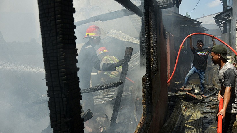 Rumah-Rumah di Permukiman Padat Penduduk Kota Makassar Ludes Terbakar - Bagian 1