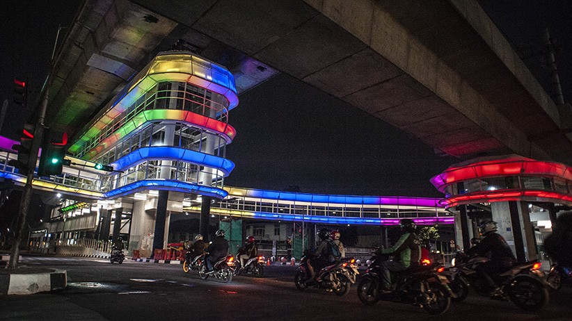 Warna-warni Lampu Halte Skybridge CSW Kebayoran Baru - Bagian 2