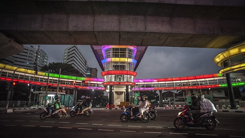 Warna-warni Lampu Halte Skybridge CSW Kebayoran Baru - Bagian 1