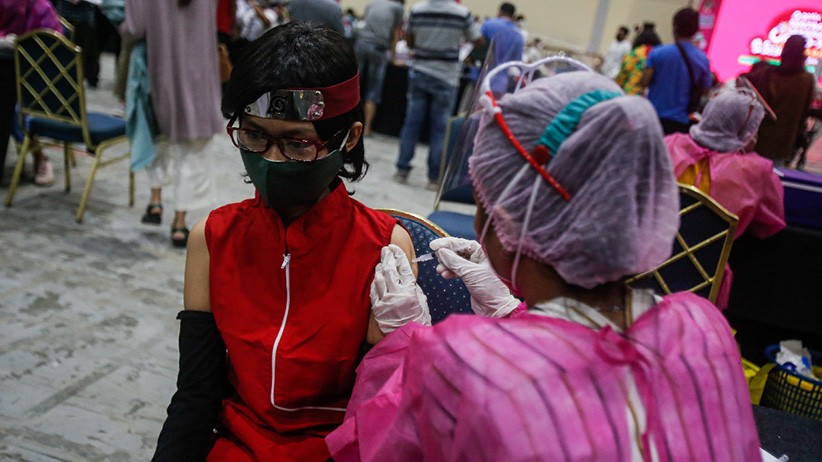 Unik, Pakai Kostum Karakter Kartun Jepang saat Vaksinasi - Bagian 1