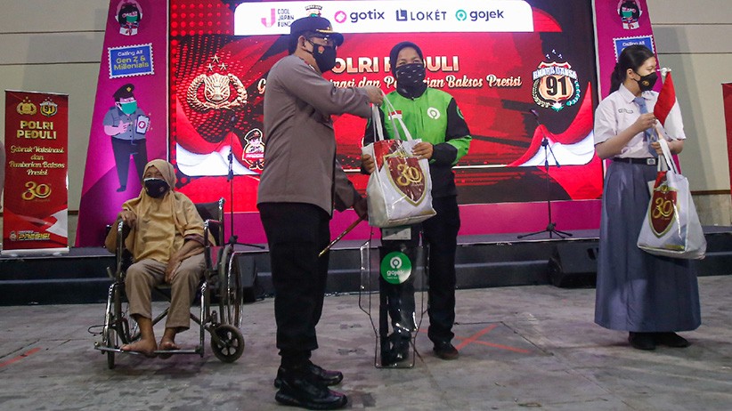 Kapolri Tinjau Vaksinasi dan Pembagian 30.000 Paket Sembako - Bagian 2