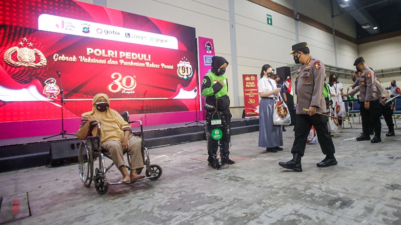 Kapolri Tinjau Vaksinasi dan Pembagian 30.000 Paket Sembako - Bagian 1