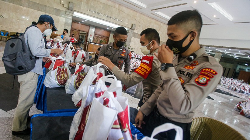 Kapolri Tinjau Vaksinasi dan Pembagian 30.000 Paket Sembako - Bagian 4