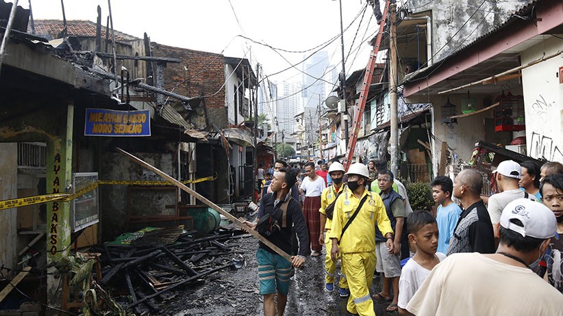 Sejumlah Rumah Hangus Dilalap Api di Jalan Karet Pasar Baru - Bagian 3