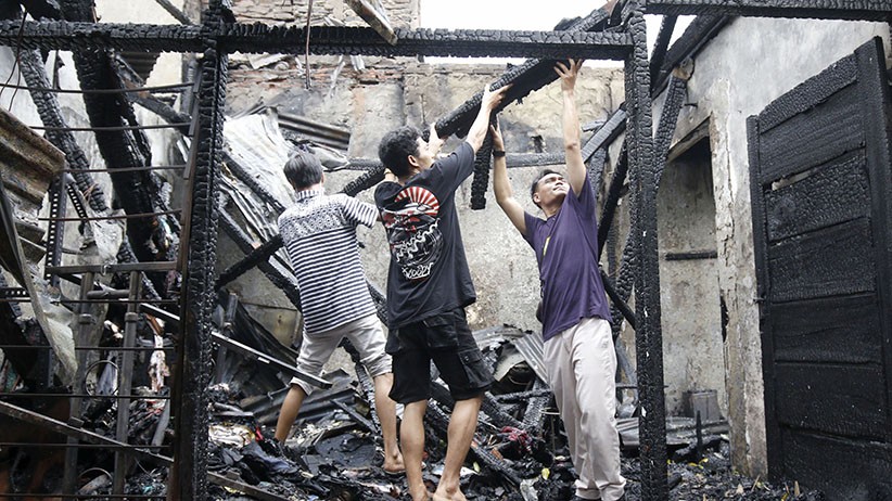 Sejumlah Rumah Hangus Dilalap Api di Jalan Karet Pasar Baru - Bagian 4