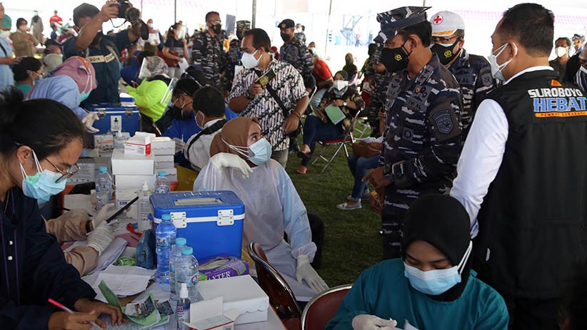 Pangkoarmada II Berikan Semangat Nakes yang Menjalani Tugas Pelayanan Vaksinasi - Bagian 3