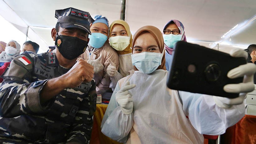 Pangkoarmada II Berikan Semangat Nakes yang Menjalani Tugas Pelayanan Vaksinasi - Bagian 2