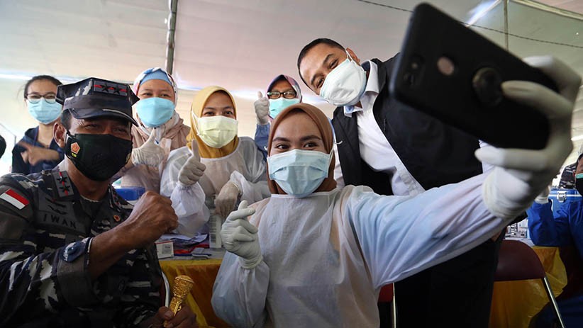 Pangkoarmada II Berikan Semangat Nakes yang Menjalani Tugas Pelayanan Vaksinasi - Bagian 1