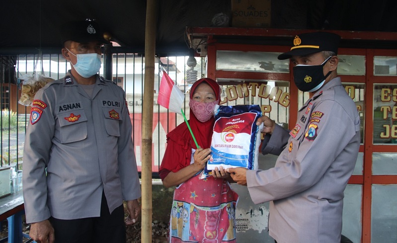 Bantu Warga di Tengah Pandemi, Polres Sumenep Bagikan Ratusan Paket Sembako
