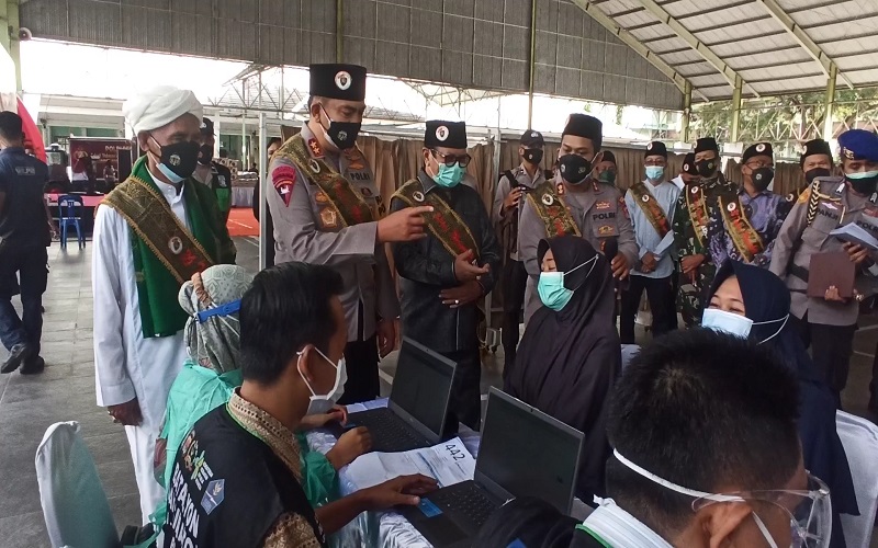 Alumni Akpol 91 Gelar Vaksinasi Santri, Kapolda NTB: Kami Ingin Dapat Berkah