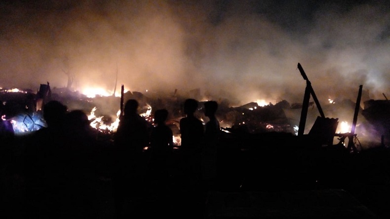 Kebakaran Hebat Hanguskan Belasan Lapak di Duren Jaya Bekasi