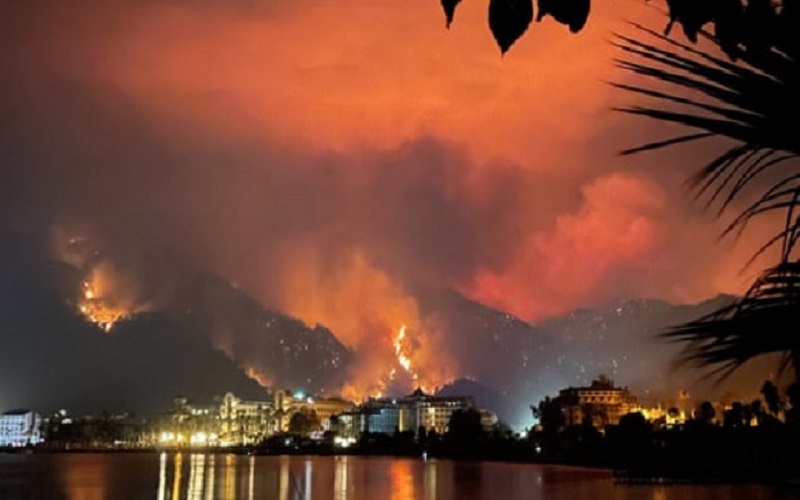 Kebakaran Hutan Meluas, Ribuan Wisawatan Dievakuasi Menggunakan Kapal 