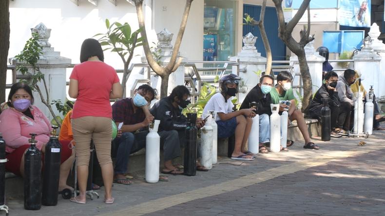 Isi Ulang Oksigen Gratis di Depan Loji Gandrung Diserbu Warga 
