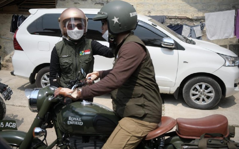 Ridwan Kamil Bonceng Istri Pakai Motor Bagikan Sembako di Purwakarta dan Subang