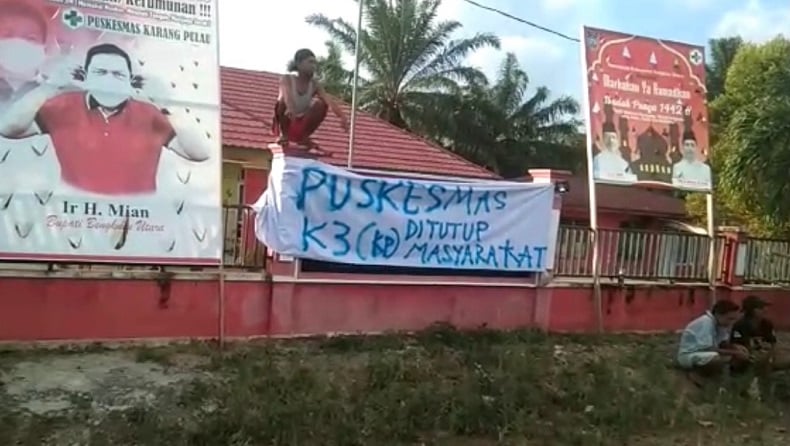 Ratusan Warga Bengkulu Utara Tutup Paksa Puskesmas Karang Pulau