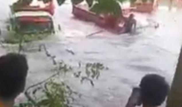 Sejumlah Kendaraan di Bone Terseret Arus Sungai, Jalur Poros Sinjai Lumpuh