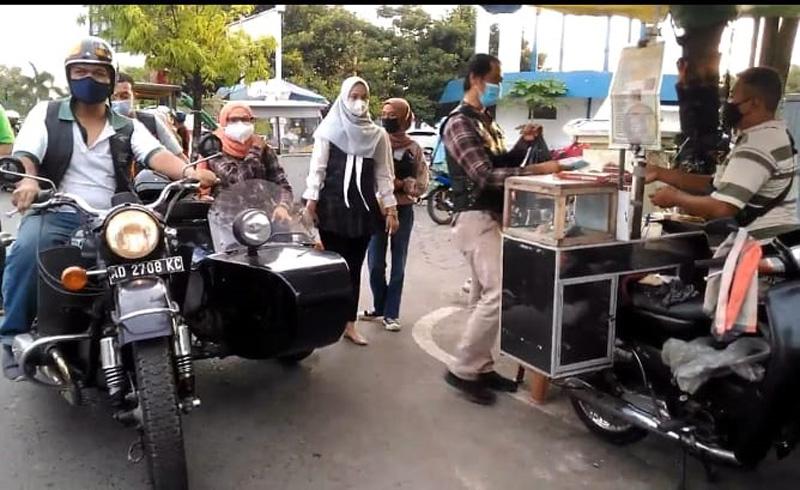 Begini Aksi Pecinta Motor Kuno dan Antik Bagikan Sembako ke Pedagang di Kendal