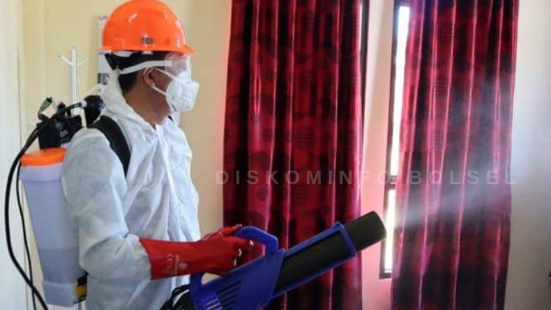 Bupati Bolsel Turun Langsung Semprot Kantor dan Rumah Ibadah 