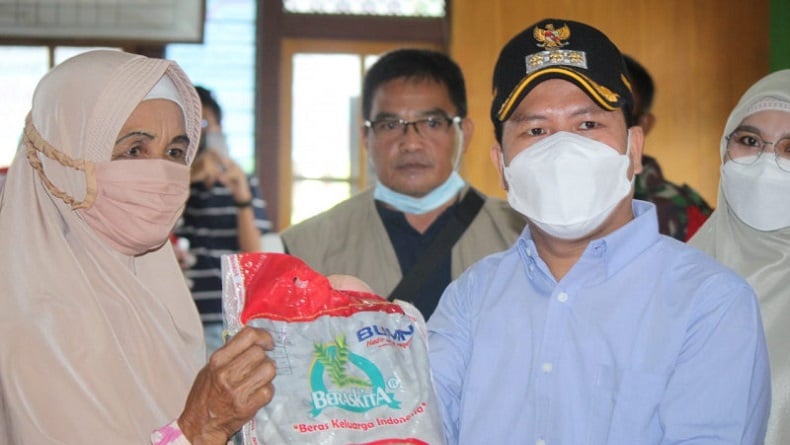 Bupati Sambas Serahkan Bansos Beras kepada Warga di Desa Kartiasa