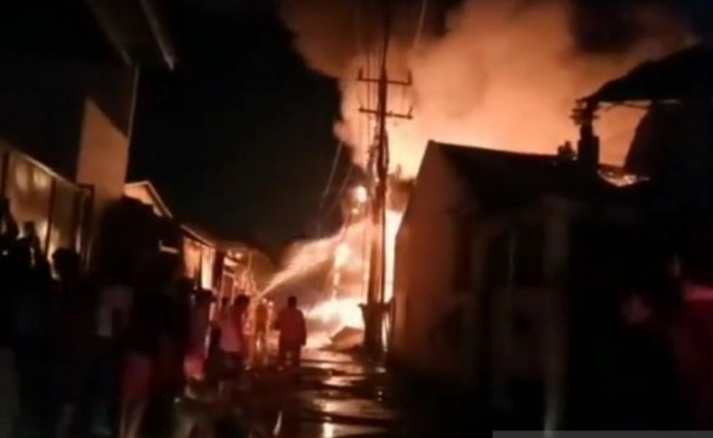 Warga Tonton Kebakaran, Api Merambat Hanguskan 4 Rumah Warga