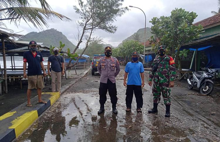 Gelombang Pasang Rusak Warung dan Fasilitas Wisata di Pantai Puring Kebumen