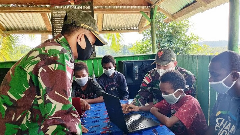 Prajurit TNI Ajarkan Komputer Anak-Anak Perbatasan Papua Nugini di Keerom