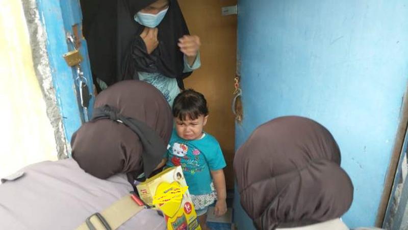 Tak Punya Uang, Bapak 3 Anak Ini Tawarkan Barter Sepatu Bekas dengan Sekotak Susu