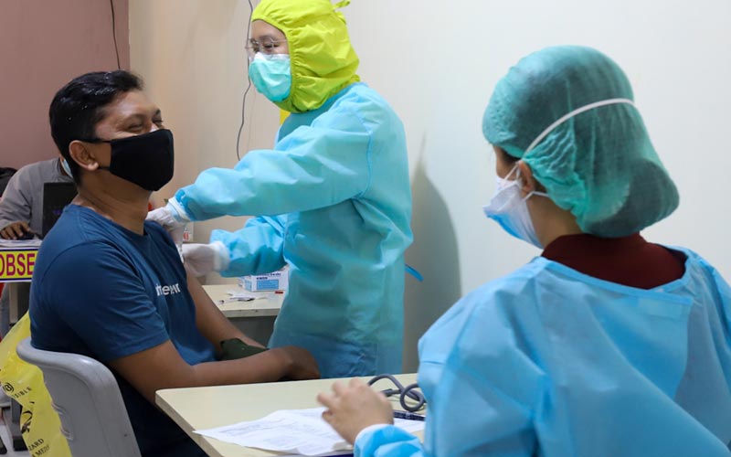  Warga Jakarta Barat Ikuti Program Vaksinasi Merdeka - Bagian 2