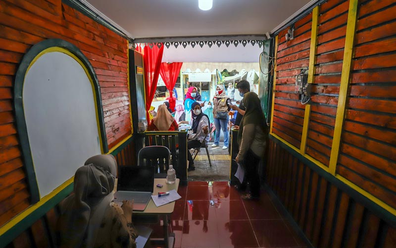 Warga Jakarta Barat Ikuti Program Vaksinasi Merdeka - Bagian 3