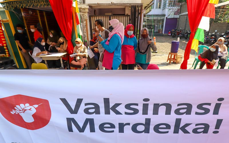  Warga Jakarta Barat Ikuti Program Vaksinasi Merdeka - Bagian 4