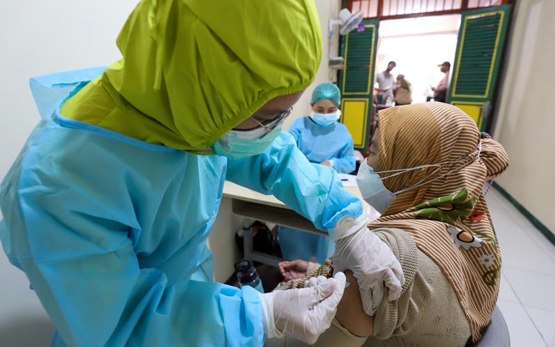  Warga Jakarta Barat Ikuti Program Vaksinasi Merdeka - Bagian 6