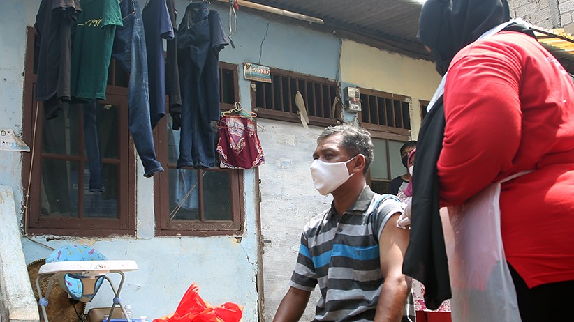 Percepat Vaksinasi, Kepala BIN Datangi Rumah-Rumah Warga Pondok Cabe - Bagian 3