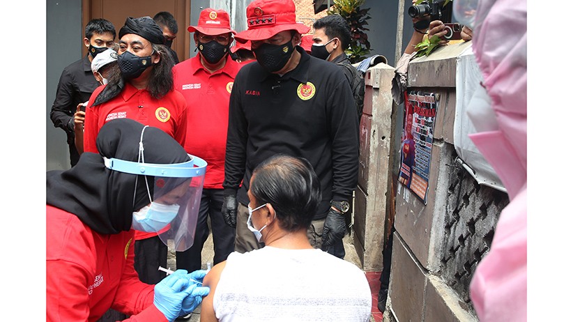 Percepat Vaksinasi, Kepala BIN Datangi Rumah-Rumah Warga Pondok Cabe - Bagian 2