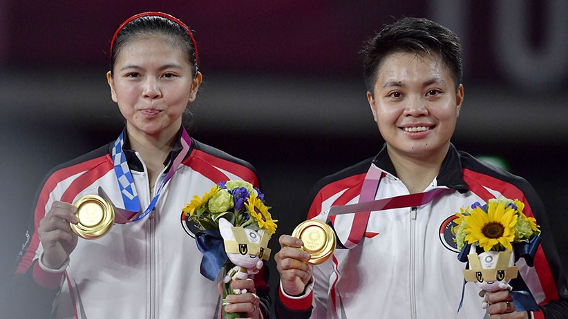 Ekspresi Greysia-Apriyani Cium Medali Emas Olimpiade Tokyo - Bagian 2