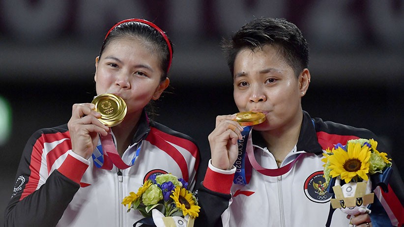 Ekspresi Greysia-Apriyani Cium Medali Emas Olimpiade Tokyo - Bagian 1