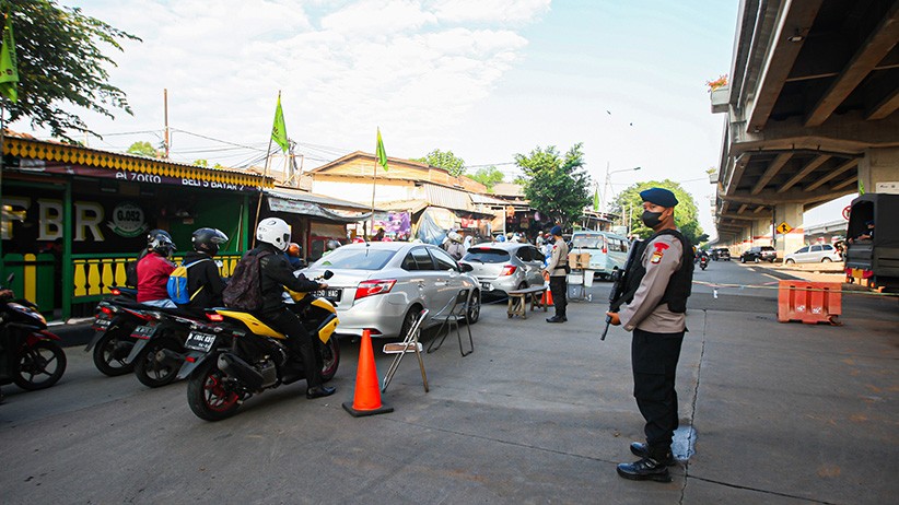 Mobilitas Kendaraan Meningkat di Kalimalang pada Hari Terakhir PPKM Level 4 - Bagian 3