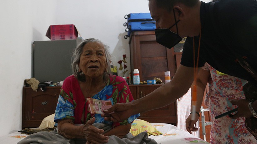 Blusukan, Petugas Pos Salurkan Bantuan Sosial Tunai kepada Lansia - Bagian 1